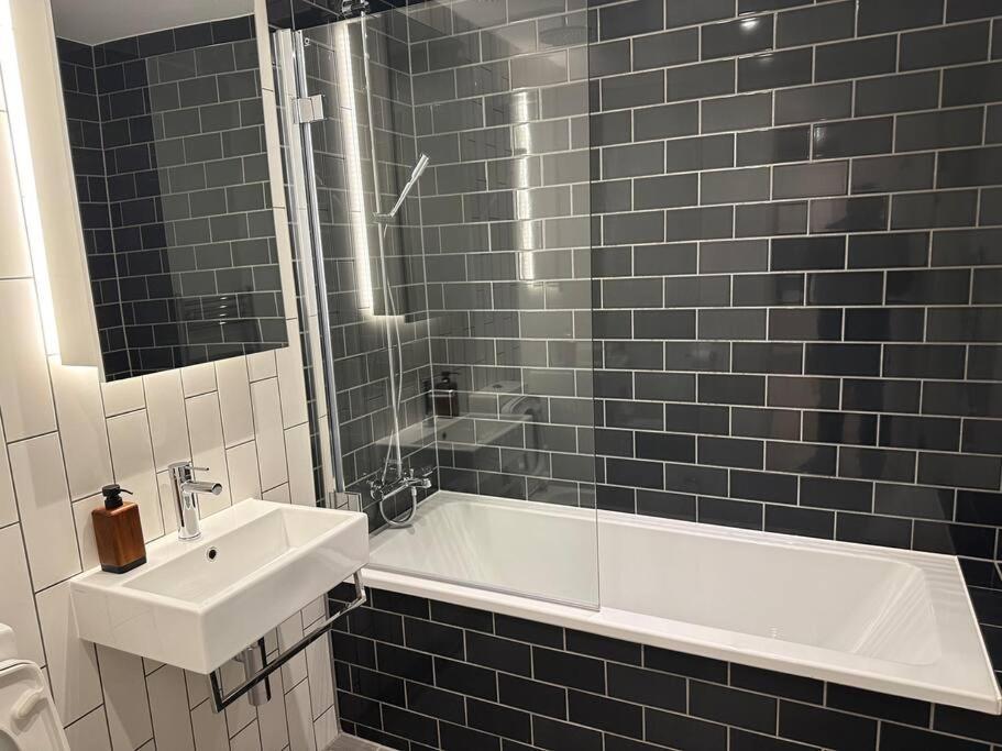 Spacious Modern 1 Bed Apartment. London Eksteriør bilde